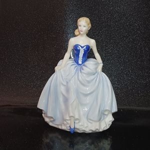 Royal Doulton Classics 2004 Figure of the year: Susan HN 4532.
